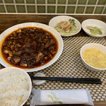 中国酒家　菜都 - 激辛麻婆豆腐ランチ　950円
            （小菜、スープ、ライス、浅漬けザーサイ付き）