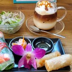 Oriental Cafe SUIREN - 前菜の春巻きセットとサラダとアイスキャラメルラテ
