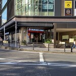 バーガーキング - 駅前と言っても、本当の駅前、小田原駅の真正面で、以前は『箱根登山デパート』が長いこと頑張っていた場所の1階です。