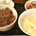 三幸園 - 焼肉丼（玉子スープ付き）