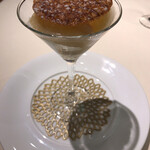 フランス料理 ル・クール - 桃のコンポートカクテル仕立て ローズマリー風味のチュイル添え