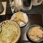 うどん すだち屋 - とり天200円　ランチ味付きご飯サービス、おかわりも無料