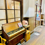 Maeda Kohi - ◎カフェの前に古いオルガンとピンクの公衆電話機が置かれている。