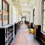 Maeda Kohi - ◎図書室もある。木造の小学校はレトロだ。