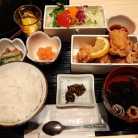 水たき料亭 博多華味鳥 ヒルトンプラザウエスト店 - ランチタイムは自家製めんたい＆白ご飯が食べ放題！鶏を使った小鉢やサラダに汁物付き、水たき唐揚げ御膳1,000円