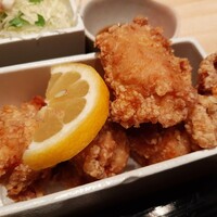 水たき料亭 博多華味鳥 ヒルトンプラザウエスト店 - カラッと揚げた唐揚げは、水たきのスープやポン酢に漬け込んだ鶏もも肉がジューシー！ふっくら柔らかく肉汁がジュワジュワ♪