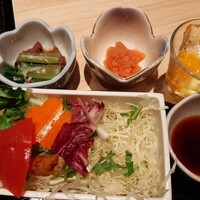 水たき料亭 博多華味鳥 ヒルトンプラザウエスト店 - ピリリと辛いけど旨味もある自家製めんたい、生姜風味のとり肝や小松菜の小鉢、パリパリ鶏皮を乗せたサラダは別添えのしそドレッシングで