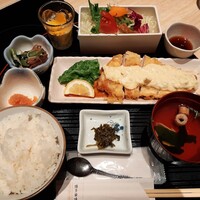 水たき料亭 博多華味鳥 ヒルトンプラザウエスト店 - ランチタイムは自家製めんたい＆白ご飯が食べ放題！鶏を使った小鉢やサラダに汁物付き、チキン南蛮御膳1,000円