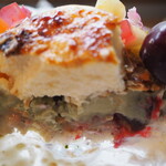 ラトリエ ア マ ファソン - アメリカンチェリーと旬の桃をのせたアマファソンで通年人気のシブースト仕立てのピュイダムールピスタチオのアイス入り　断面