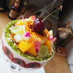 ラトリエ ア マ ファソン - アメリカンチェリーと旬の桃をのせたアマファソンで通年人気のシブースト仕立てのピュイダムールピスタチオのアイス入り