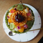 ラトリエ ア マ ファソン - アメリカンチェリーと旬の桃をのせたアマファソンで通年人気のシブースト仕立てのピュイダムールピスタチオのアイス入り