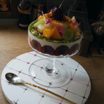 ラトリエ ア マ ファソン - アメリカンチェリーと旬の桃をのせたアマファソンで通年人気のシブースト仕立てのピュイダムールピスタチオのアイス入り