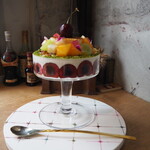 ラトリエ ア マ ファソン - アメリカンチェリーと旬の桃をのせたアマファソンで通年人気のシブースト仕立てのピュイダムールピスタチオのアイス入り