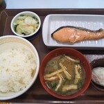 すき家 - 鮭朝食 400円(税込)(2021年7月20日撮影)