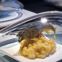 日本料理 TOBIUME - ＊鮎は揚げがお上手ですので、骨までサクサクで美味しい。 西瓜酢は初めて口にしましたけれど、ほんのりした甘味と酸味が鮎に合いますね。