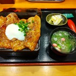 口福食堂 げん太 - 豚蒲焼き重（税込858円）＋味噌汁・漬物セット（税込198円）