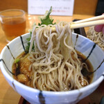 Teuchi Soba Udon Ayame - おつゆが濃いので、蕎麦は先っぽだけちょこっとつけて食べるのが江戸っ子！！  えっ！？　これ、つけ過ぎ？　(^_^; ｱﾊﾊ…