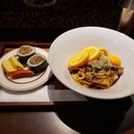 伊勢や - 日替わり(橙おろし肉伊勢うどん, 肉巻き寿司)