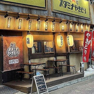 ４名掛けが２卓。夜風が気持ち良いテラス席で飲む神泡ビール、最高です！