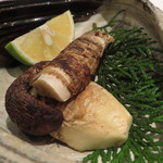 くろぎ - 松茸の炭火焼き、醤油とすだちで