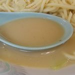 あづまラーメン - 醤油トンコツベースのスープ