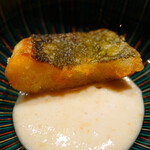 コントワール フー - 相模湾永見の天然ヒラメの揚げ物 桃とライムの果汁 牛乳 オリーブオイル 青山椒 のソース
      
      歩さん専売特許。味の多重レイヤー絨毯爆撃。これで味が決まるのが天才たる所以。