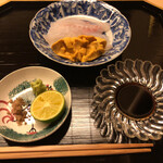 道人 - アコウ(兵庫県明石産)と赤雲丹(兵庫県淡路島由良産)の造り
      