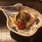 道人 - 炭火炙り鳥貝(京都府宮津産)、玉葱&黄韮ポン酢掛け、キャロルセブン(ミニトマト)