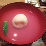 虎白 - ホタテだけで作ったホタテしんじょの椀。しんじょには一切 調味料を使ってないとの事だが、信じられないぐらいしっかり味がある。しんじょに合わせるためか出汁は淡くしてあるようだが、これがまたドンピシャ♪