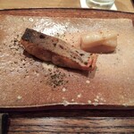 虎白 - 琵琶鱒を炭火焼きにして 実山椒の香りで。表面は強火で焼かれているが、中心は ほんのりレア。こうした火入れは和食というよりも、モダンフレンチとかで見るヤツですね。個人的には和食の焼き方のが好きかな。