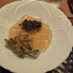 虎白 - 蓮の葉の下には玉蜀黍「ジュレ」とキャビア。玉蜀黍をジュレにするのは初めて見ましたが、玉蜀黍の色や姿は無いのに しっかりと玉蜀黍の甘さがあって驚きました。キャビアの塩気が玉蜀黍の甘さを更に引き立てます。