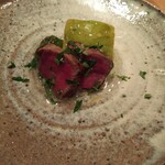 虎白 - 牛肉。まさかのシャトーブリアン。ほんとに惜し気もなく高級食材を使ってきます。ただ、これの火入れに関しては 私の好みからはズレてました。
      むしろ 添えてある加茂茄子のが旨かった。