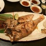 よしはら - ≪２０１２年１０月≫のどぐろの一夜干しの焼いたの。頭もパリッパリで食べ尽くしました～♪酢橘、大根おろし、金山寺味噌が添えられています。