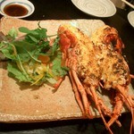 ≪２０１２年１０月≫伊勢海老グラタンみたいなタルタル焼き？。大きな伊勢海老丸ごと一匹。身が柔らかくってプリプリ。足にも身が詰まっていました。クリームソースも美味！