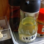 Kijitei - 唐辛子浸け辣油とレモン酢