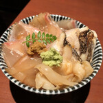 酒肴場 屯 - 今日の海鮮丼（太刀魚とメダイ、ツブ貝、海老味噌）¥500
