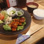 Kutsurogi Izakaya Kokokara - ランチ、ポークチャップ定食 900円(税込)