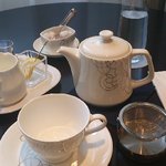 東京ステーションホテル ロビーラウンジ - 紅茶はポットサービスでした。