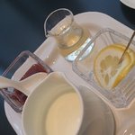 東京ステーションホテル ロビーラウンジ - ミルク、いちごコンフィ、レモンスライス、はちみつ。