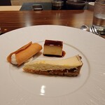 Gibier MIYAMA - 濃厚プリン、パッションフルーツとレアチーズタルト、カンノーリ、ドリンクはコーヒー