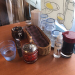 ジンコック - テーブルセット。漬物2種あります。