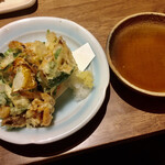 うどん棒 - 地海老のかき揚げ
      サクサクで軽く揚がってます