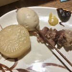 うどん棒 本店 - 揚げ物ばかりじゃあつまらないからおでんなど　おでんには味噌とカラシがつきもの。