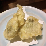 うどん棒 - 島鱧の天ぷら　200円って、あーた
      頼むしかない。軽くて口の中でほどける白身