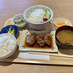 Iseyanoujiyousanchiyokuichiba - 日替わりランチ ¥770-
                      この日は“玉ねぎの肉巻き”