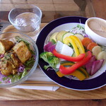 グリーンズ・ベイビー - 彩りサラダとタンドリーチキン丼