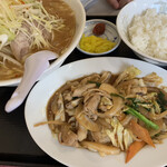 味楽 - もつ炒め＋ねぎみそラーメン