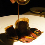 ベージュ アラン・デュカス 東京 - ヴィアンド　地鶏のオーヴン焼き