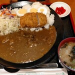 Tonkatsu Ine - 千切りキャベツ、ゆで卵3スライス、気持ちだけ福神漬け、味噌汁付き