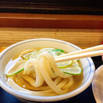 ふる里うどん  - 太麺なのに暴れてない
      出汁と馴染んで最高です